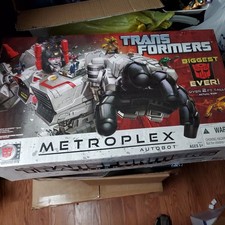 Hasbro Transformers Generations Titan Class Metroplex with Autobot Action Figure