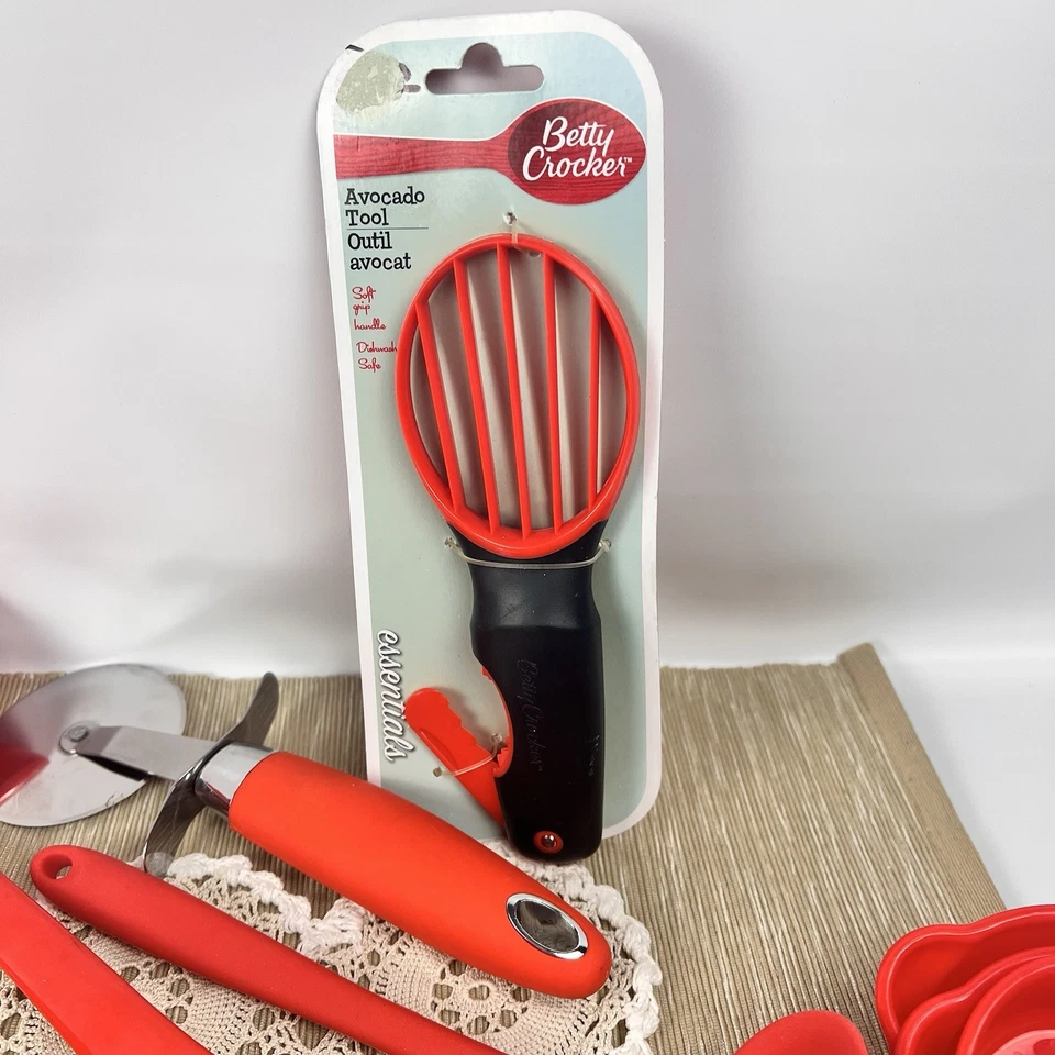 Pacote de utensílios de panificação Betty Crocker abacate, concha de espátula, pinça, colher vermelha - Imagem 3 de 4