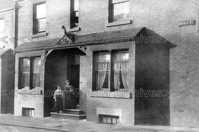 Azn-94 Haus außen mit Personen, Nona Street, Salford, Lancashire. Foto