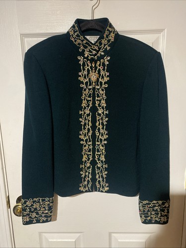 Ensemble Tailleur Jupe & Veste St. John - Sage Green à Broderies Strass - Taille 10 - Occasion Excellent État