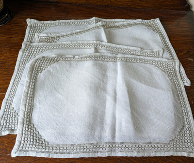 4 Vintage Leinen Tischsets mit grauer Hand Kreuzstich Stickerei am Rand