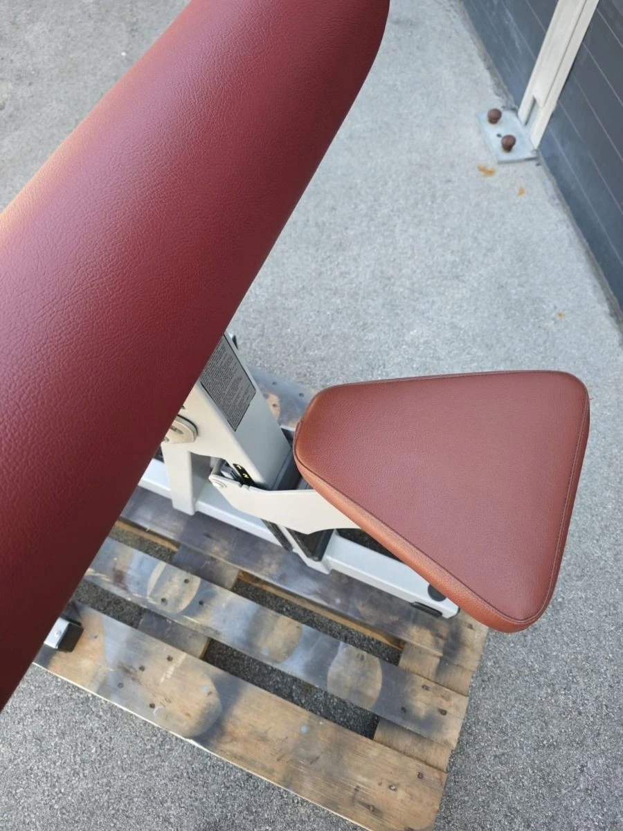 Technogym Pure Strength Scott Bench – Scottbank für Bizepscurls – Rot