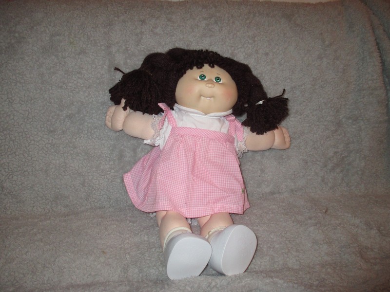 2007 25th Anniversary Cabbage Patch Doll girl brown yarn hair green eyes 16 in.