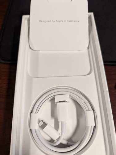 iPhone 14 - **BOITE VIDE** avec câble de charge et manuel/autocollant Apple - Photo 2 sur 4