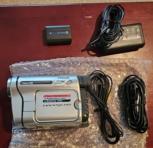 Sony Handycam Hi8 8mm Camcorder CCD-TRV138 20x Optical Nightshot Extras Bundle