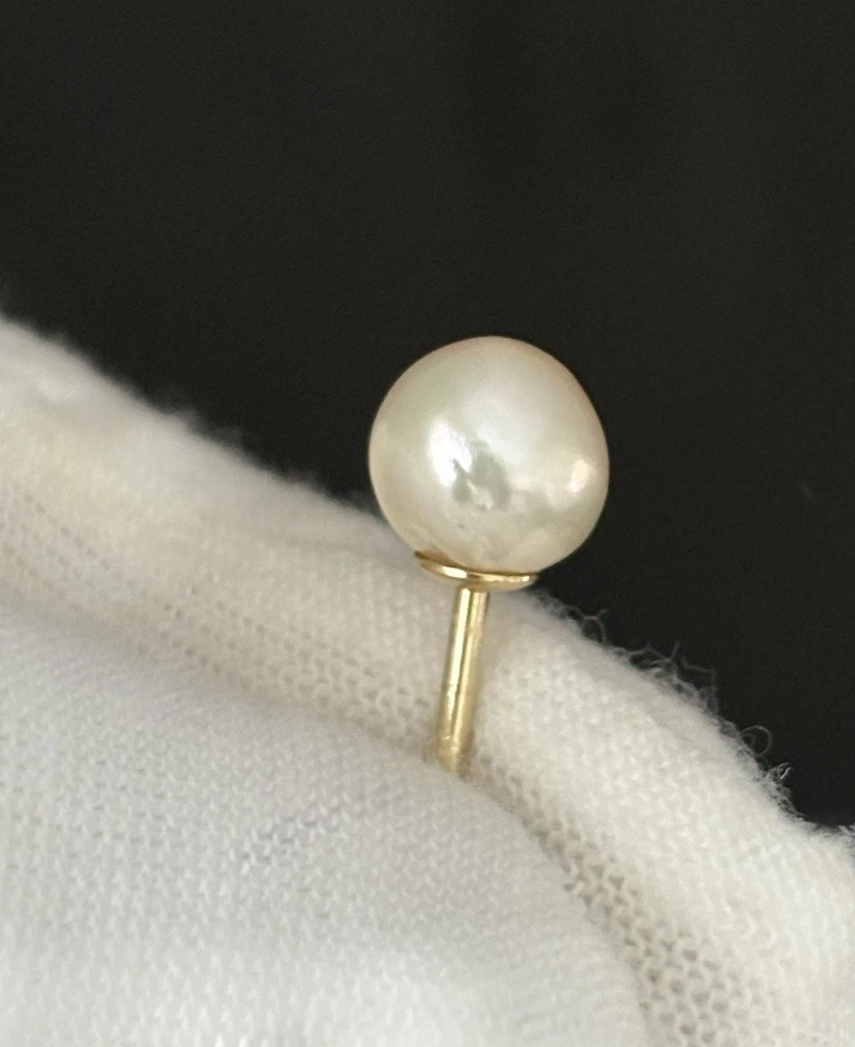 Hermoso prendedor de solapa vintage de 8 mm con perlas de oro amarillo de 14K Foto 3 de 4