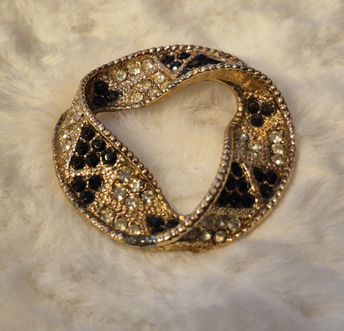 Gold Tone Möbius Loop Brooch