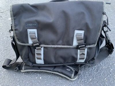https www.timbuk2.com command-messenger-bag 174-6-5675.html Timbuk2 Flight Classic Messenger Bag organized briefcase from Timbuk2 with various compartments for documents Timbuk2 Command Laptop Messenger Bag