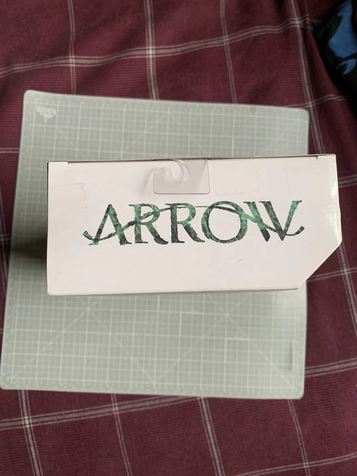 Figura de acción Oliver Queen serie de televisión Arrow de DC Collectibles #1 nueva en caja sin daños Foto 3 de 4