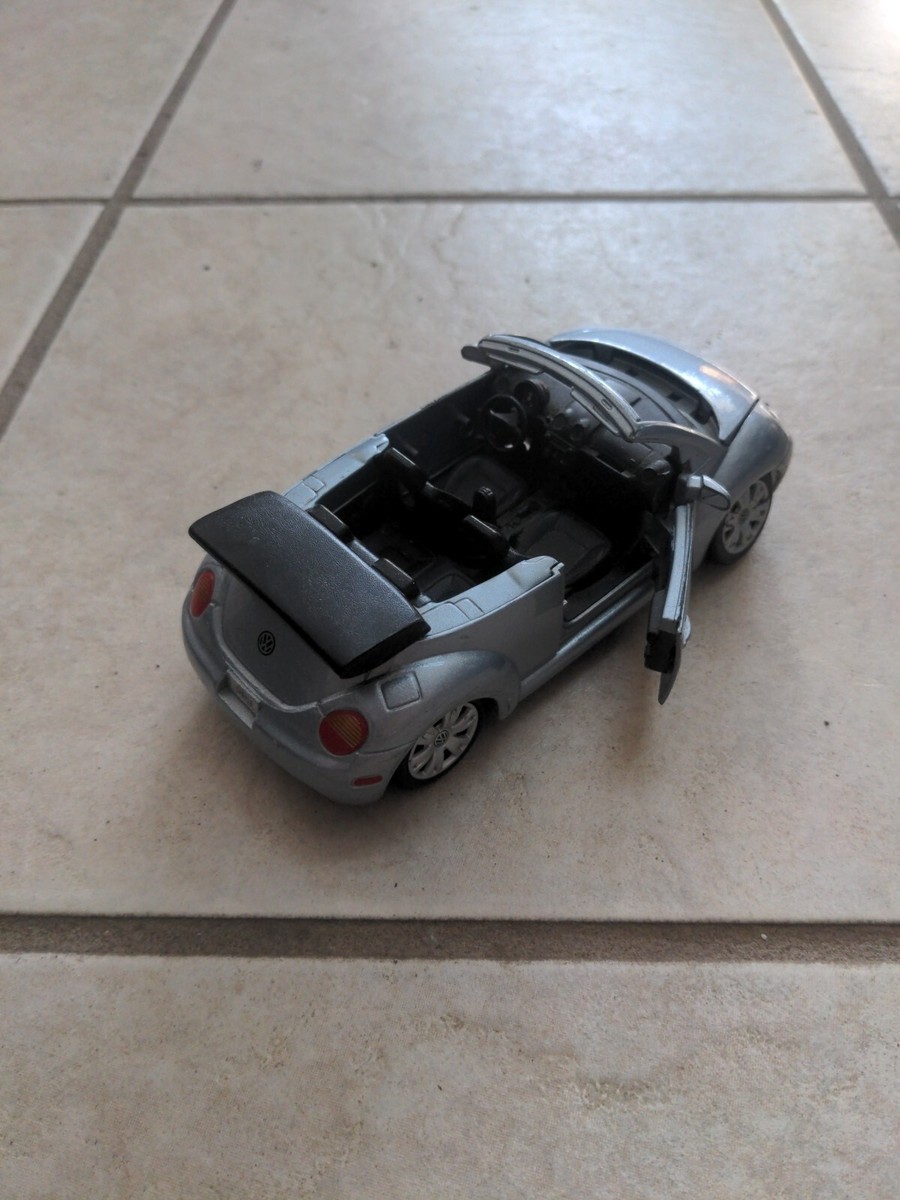 Maisto 1/25 Scale Volkswagen VW New Beetle Cabriolet Convertible