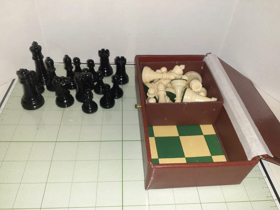 Piezas de ajedrez de caballero galante vintage tempranas en caja original con tablero de papel 1946? Foto 2 de 4