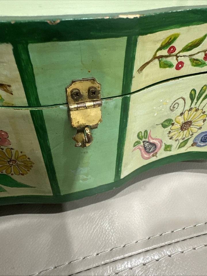 VTG Hand-Painted Wooden Jewelry Box – USA Folk Art Floral Chest 1970s 14”x12”x6” - Image 4 of 4