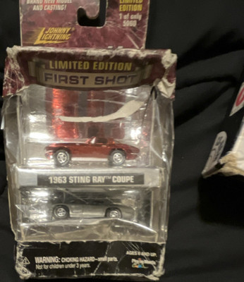 Johnny Lightning Limited Edition Chevrolet 1963 Sting Ray Coupe Diecast Red Sil 