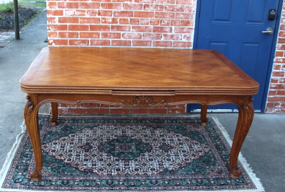 Французский антикварный дубовый обеденный стол Людовика XV | Резной цветочный фартук и паркет - Изображение 3 из 4