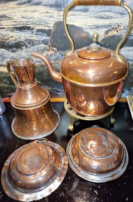 Kupfer und Messing Set: Großer Wasserkocher, Karaffe Kanne, Wandschalen, Messingständer