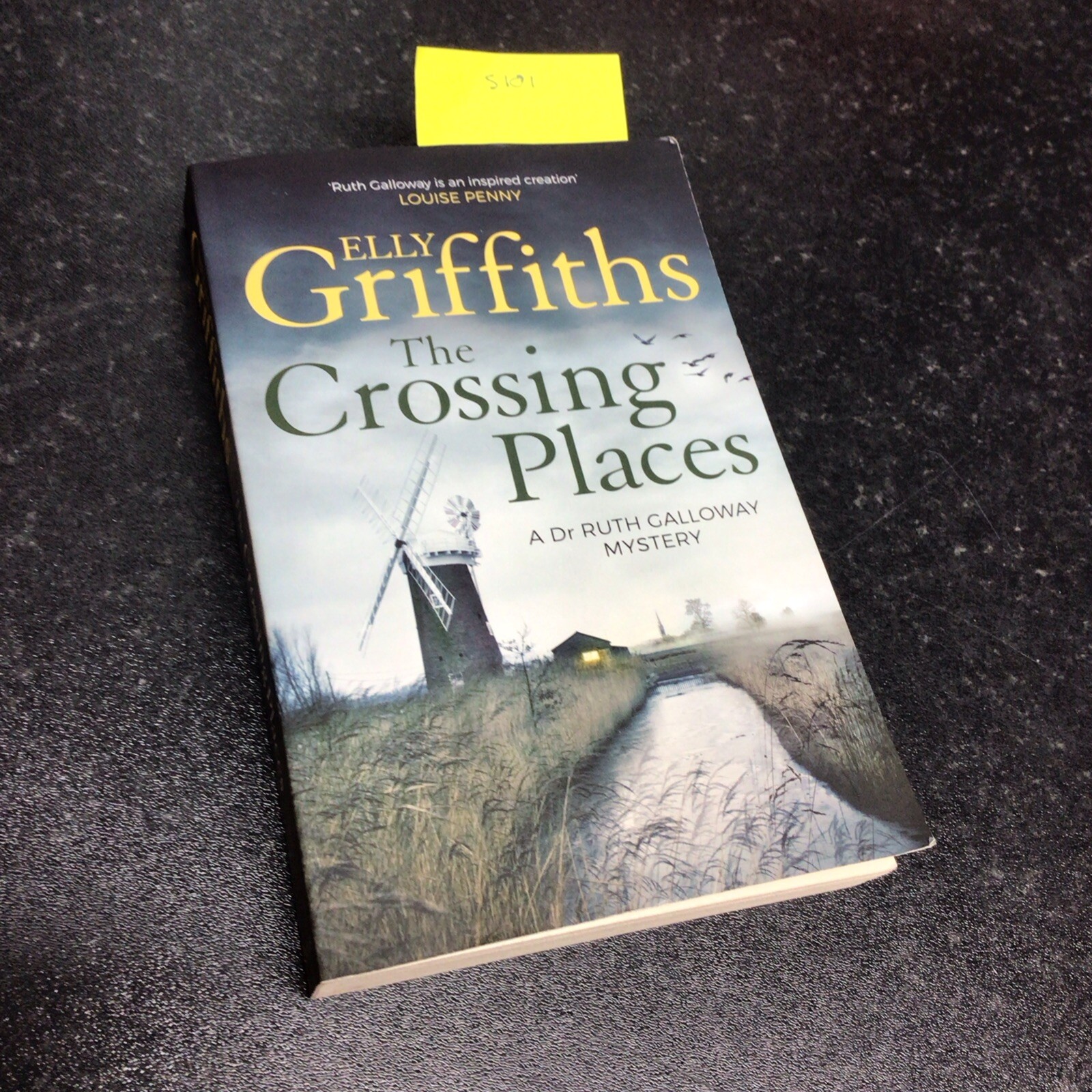 The Crossing Places: The Dr Ruth Galloway Mysteries 1 By Elly Griffiths