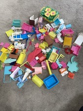 Gros lot de pièces de meubles de maison de poupées et autres jouets