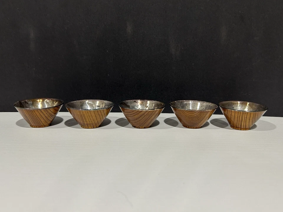 Juego de 5 tazas de té pequeñas antiguas japonesas de madera tallada vino sake interiores plateados Foto 3 de 4
