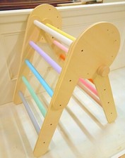 GIOCATTOLO TRIANGOLO DI PIKLER MONTESSORI RAINBOW