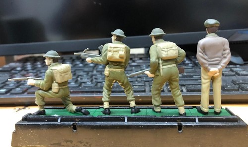 BRITISH OFFICER STANDING AND 3 TROOPERS. 54MM PAINTED METAL ALLOY - Picture 2 of 4