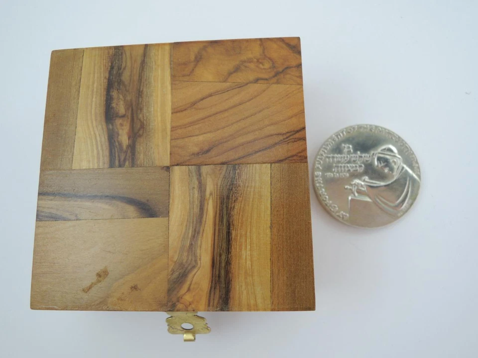 ISRAEL 1961 BAR MITZVAH STATE MEDAL 35mm 30g STERLING SILVER OLIVE WOOD BOX #2 - Image 4 of 4