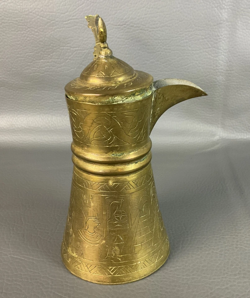 Cafetera turca vintage de latón grabado en latón Foto 4 de 4
