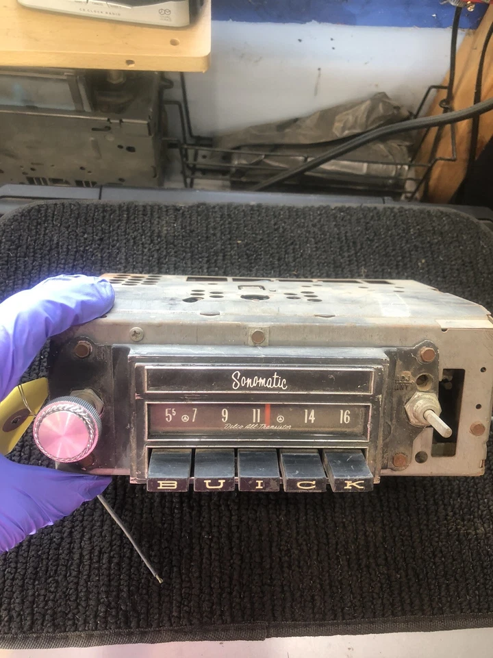 Buick Lesabre 1963, Wildcat, Electra Am radio pulsador con una perilla Foto 2 de 4