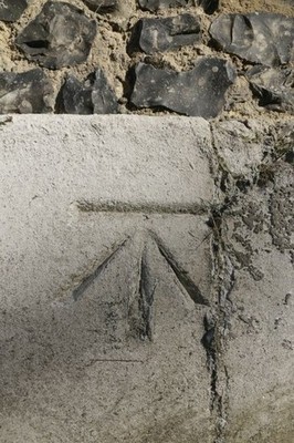 Foto 6x4 Benchmark auf St. Giles Lesen Der Maßstab auf St. Giles Kirche c2016