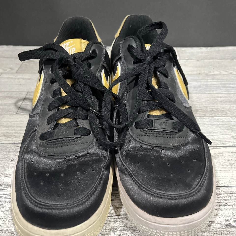 Nike Mujer Air Force 1 SE Negro Satinado Trigo Dorado Talla 8 Foto 2 de 4
