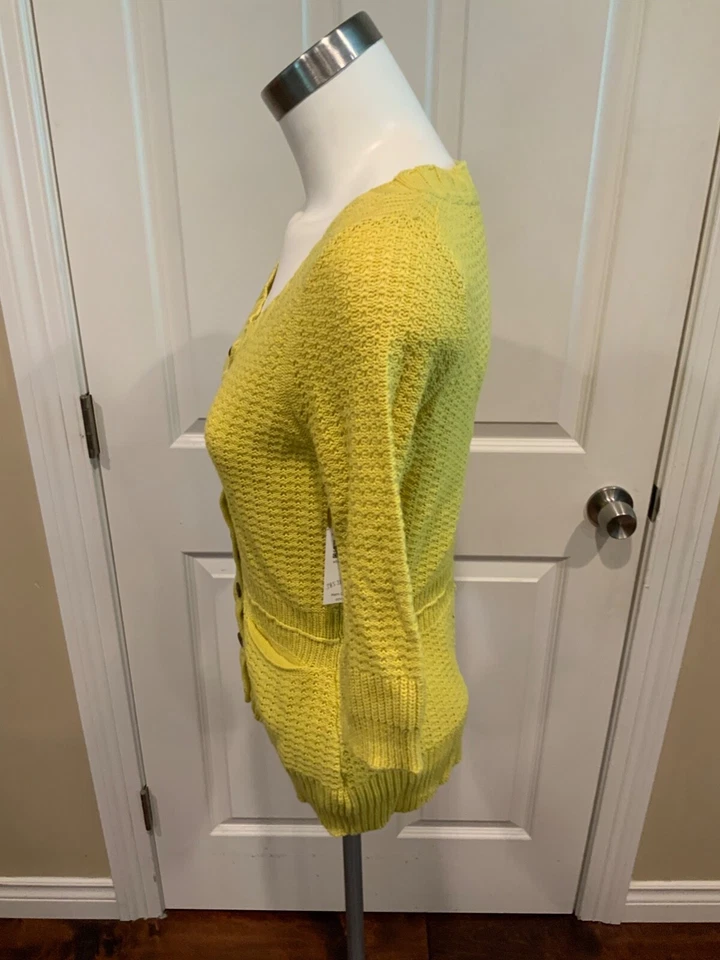 Cárdigan tejido amarillo gorrión abotonado con bolsillos, talla pequeña Foto 3 de 4