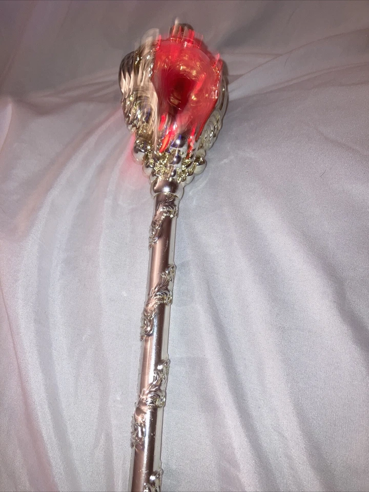 Varita rosa roja iluminada de la tienda Disney La Bella y la Bestia Bella Foto 4 de 4