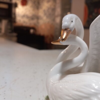 Two swans figurine, vintage, spaghetti grass 4”×4