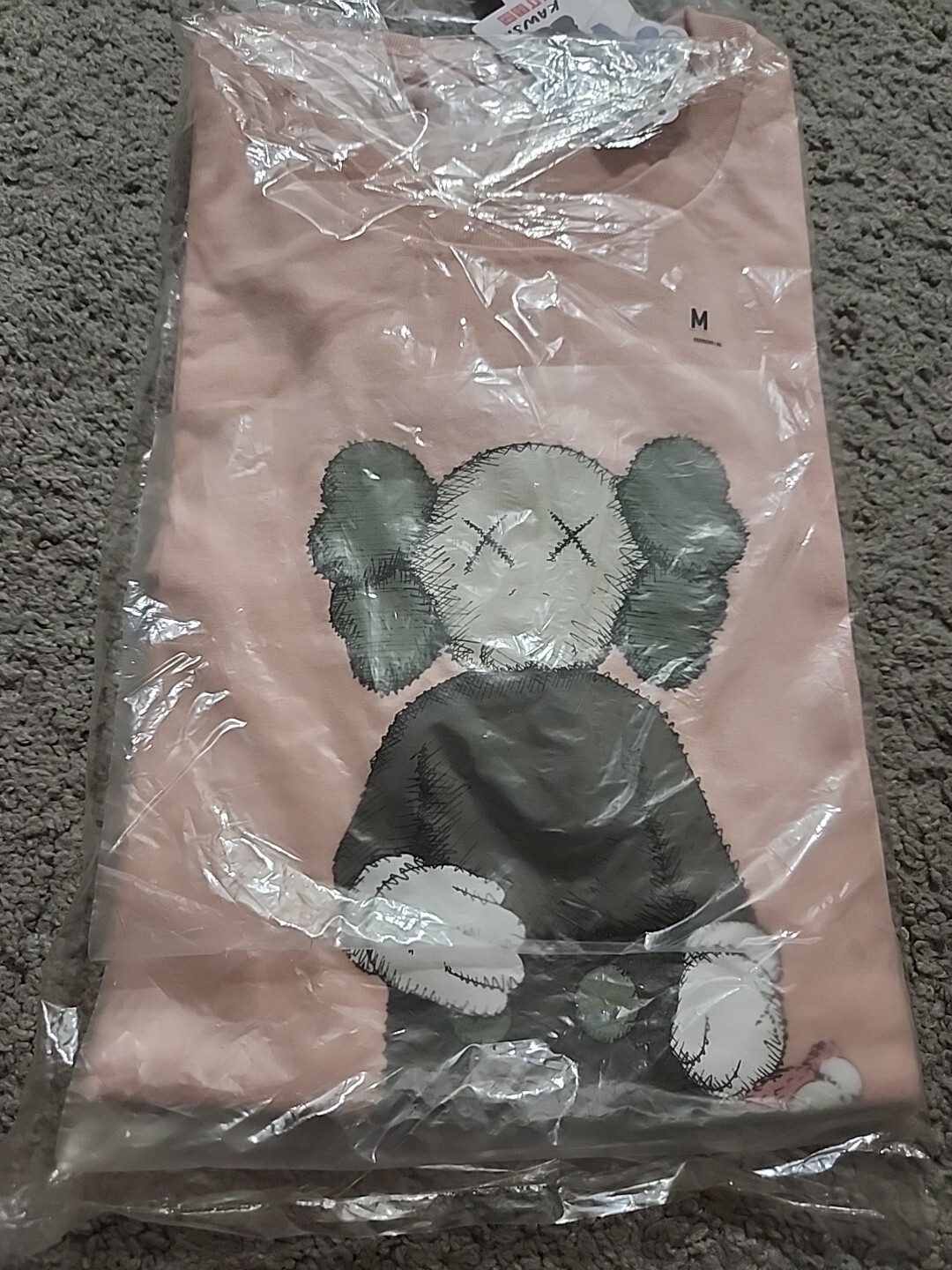 ALTRA Maglietta KAWS x Uniqlo Companion rosa taglia media NUOVA