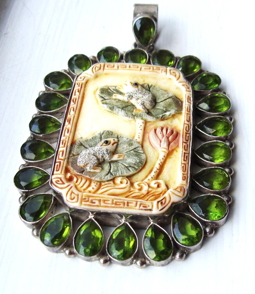 Colgante rana peridoto simulada resina tallada 3,25" de metal de ley y plata 39,2 g Foto 2 de 4