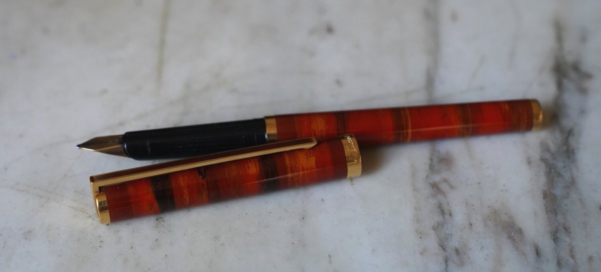 Stylo Plume S.T. Dupont Laque De Chine Rouge - Plume En Or Massif 18 Carats, Modèle Annelé Prestige Occasion