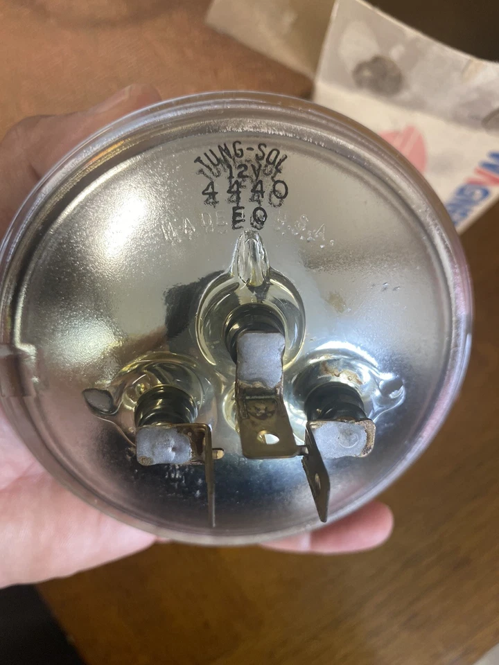 Qty 2 NEW OLD STOCK WAGNER TUNG SOL 4440 12V SEALED BEAMS LIGHTS - Image 4 of 4