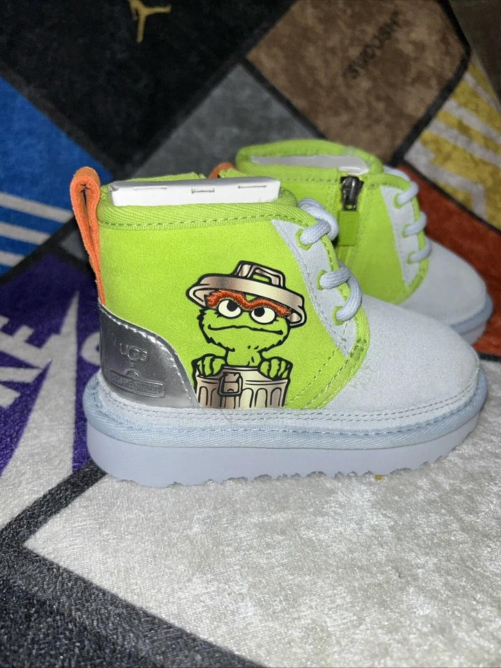 T UGG x Oscar Neumal II - Talla 9 Niño pequeño Foto 2 de 4