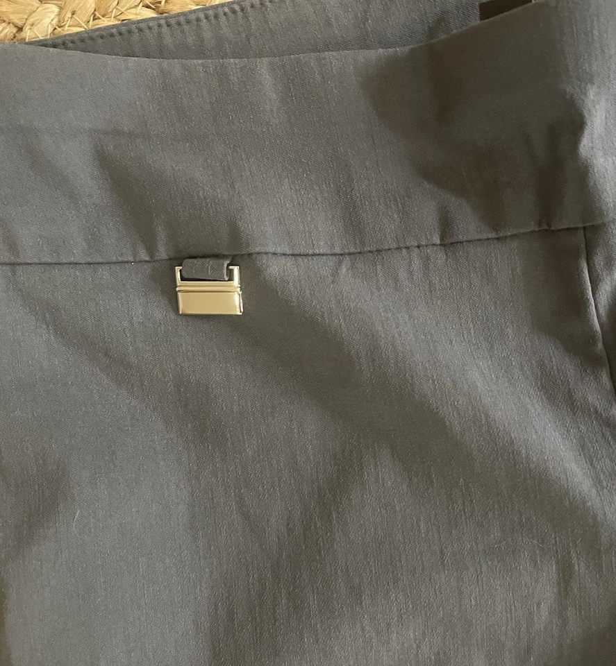 Женские приталенные серые эластичные брюки-капри Alfani со средней посадкой и контролем живота серые 10 - Изображение 3 из 4