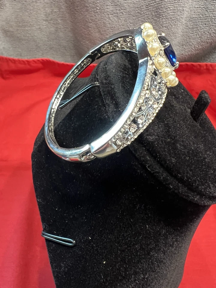 Elegante brazalete con bisagras de cristal azul zafiro y perlas - estilo vintage Foto 2 de 3