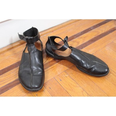 Trippen 40 Black Leather T-Strap Flats Ankle Strap Split Sole Architectural Seam