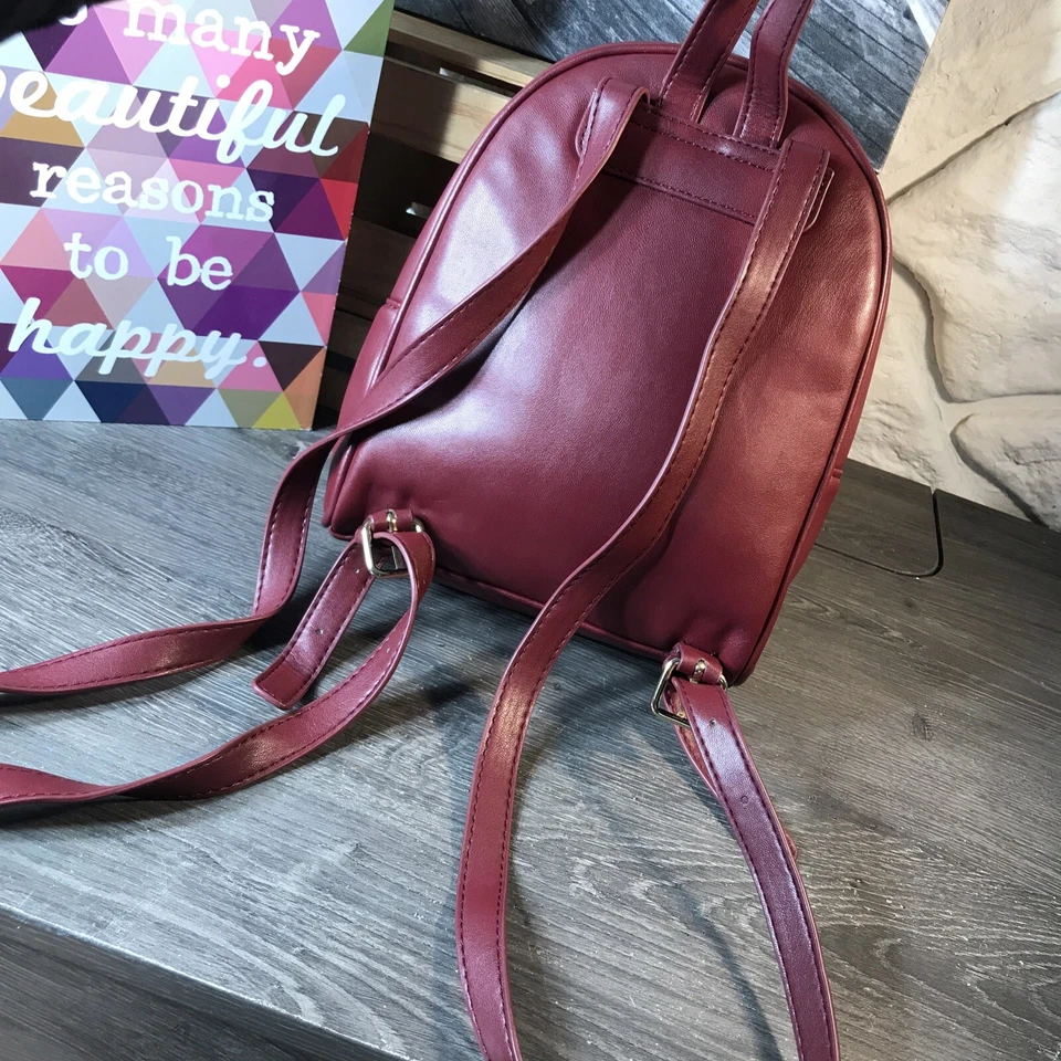Mochila de mano acolchada con cremallera Forever 21 Burgundy FauxPatent usada en excelente estado Foto 3 de 4