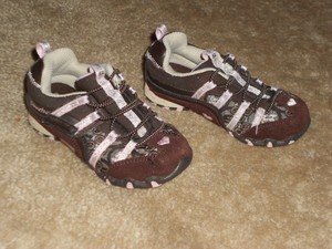 brown skechers