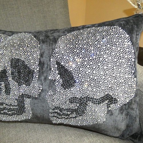 Magaschoni Pillow Crystal Skull Black Silver Halloween Duck Feather NWT - 第 3/5 張圖片