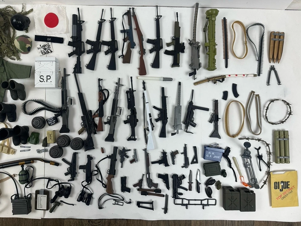 G.I. Joe 1990’s 12" Figures and Accessories Huge Lot Hasbro PLEASE SEE PHOTOS - Image 3 of 4