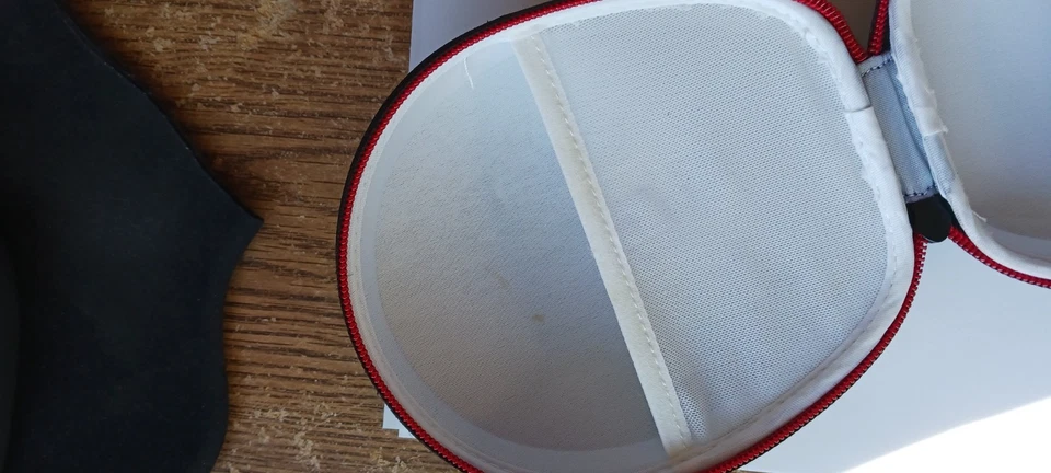 Genuine Monster Beats By Dre Case for Studio Solo Headphones Apple, Black & Red. Foto 4 de 4