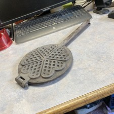 Antikes Waffeleisen  Aus Gusseisen , Sehr Alt, Sehr Guter Zustand mit Stiel