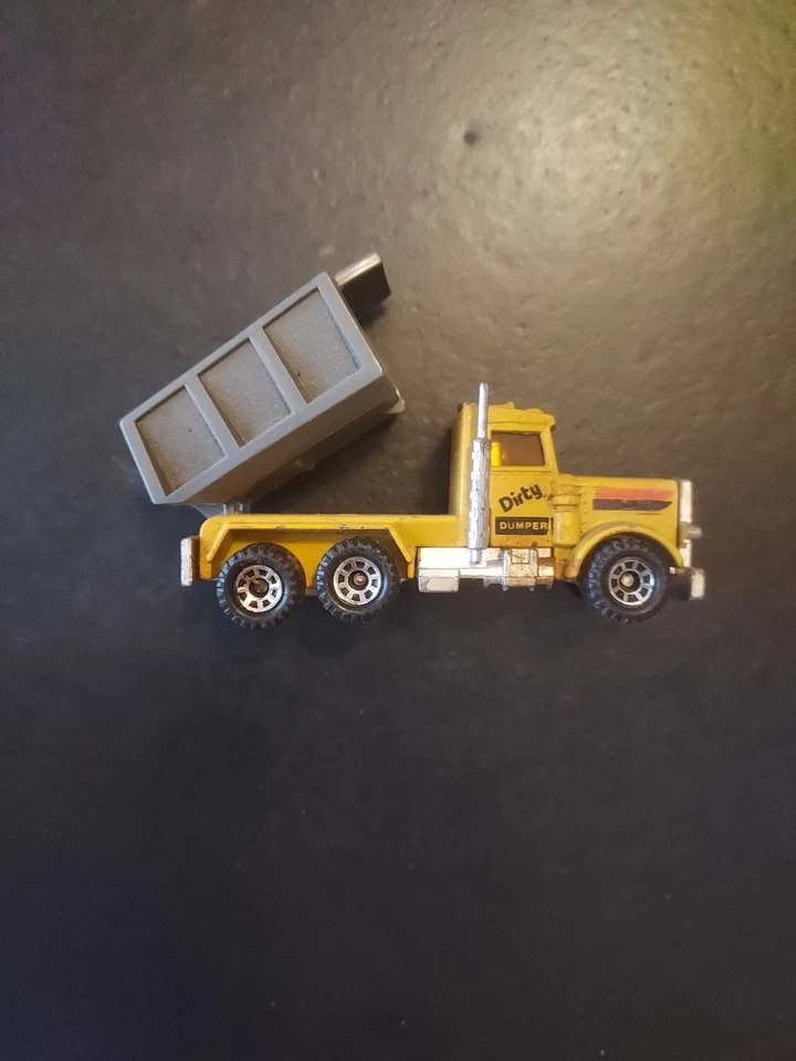 Camión volquete Peterbilt Dirty Dumper 1981 Matchbox amarillo Foto 3 de 4