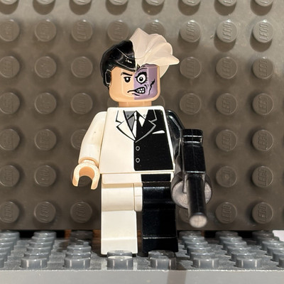 LEGO Minifigure Two-Face Black Stripe Hips Batman bat004