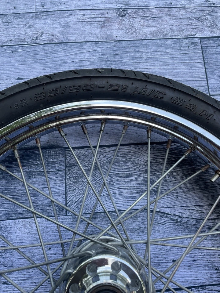 Llanta y neumático Harley Davidson Softail & Dyna Wide Glide cromados 21" Foto 3 de 4