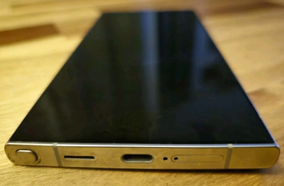 PLEASE READ Galaxy S24 Ultra 256 GB BLOCKED  FOR PARTS ONLY Black SPOT ON SCREEN - Image 4 of 4